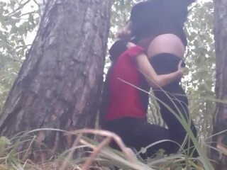 Smo hid pod a drevo od na dež in smo had umazano posnetek da obdržati toplo - lezbijke illusion dekleta