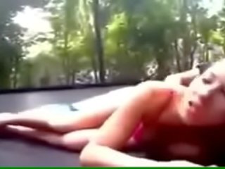 Ελκυστικός νέος αγαπημένη fucks επί ένα trampoline