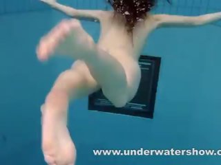 Morena kristy pelar bajo el agua