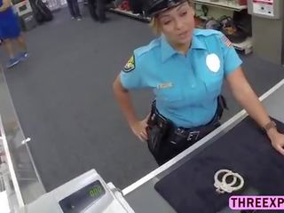 Liels pakaļa policija sieviete izpaužas kails uz the veikals un fucked grūti