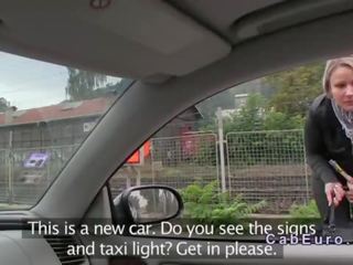 Väärennös taksi kuljettaja nussii blondi ulkona alkaen takana