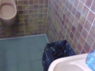 Blondinė mėgėjiškas viešumas tualetas šūdas